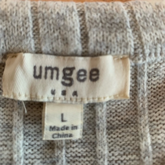 Umgee Peek-a-boo Shoulder Sweater Women’s L Taupe Gray Cable A-line‎ Preloved - Picture 2 of 9